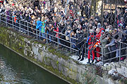 Schwimmer holten das Kreuz zurück aus der 4 Grad kalten Isar (Foto: Martin Schmitz)